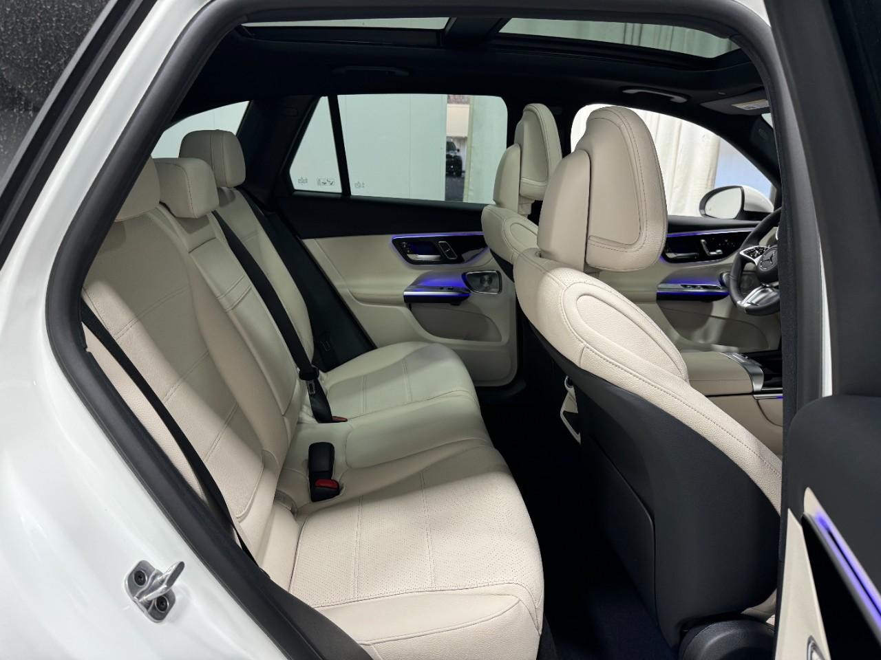 Mercedes-Benz GLC Vehicle Full-screen Gallery Image 10