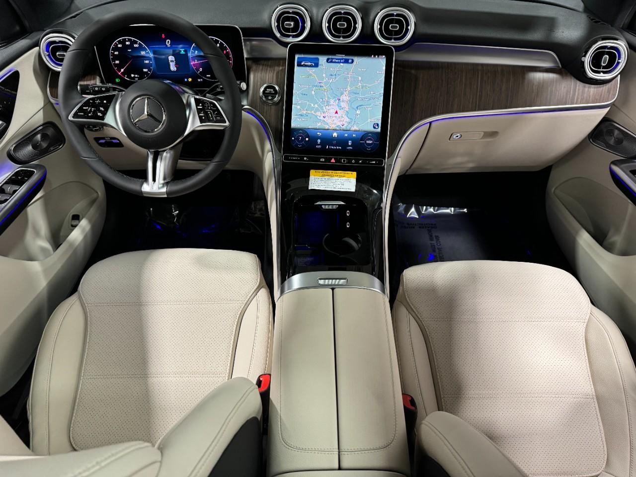 Mercedes-Benz GLC Vehicle Full-screen Gallery Image 12