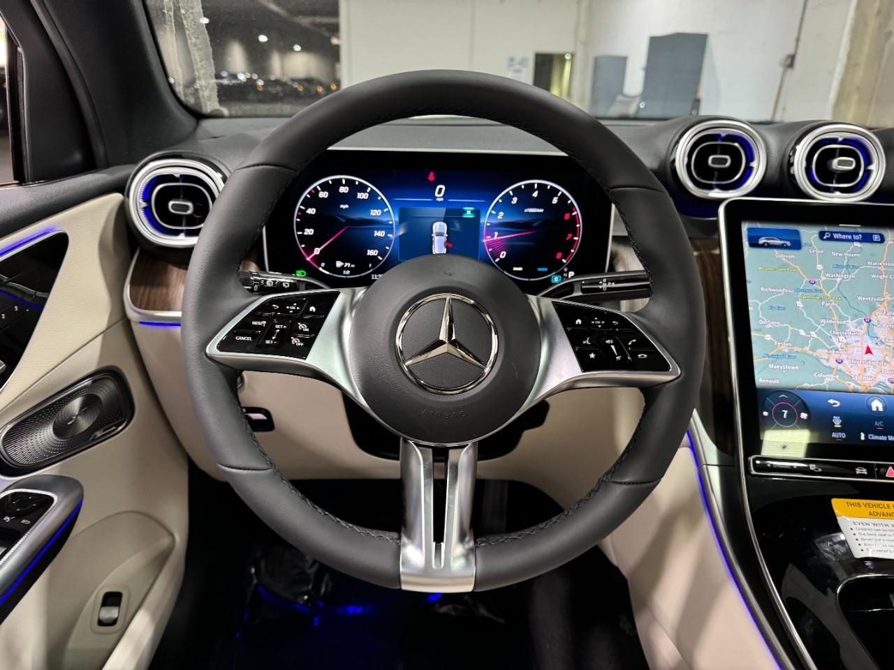 Mercedes-Benz GLC Vehicle Full-screen Gallery Image 13