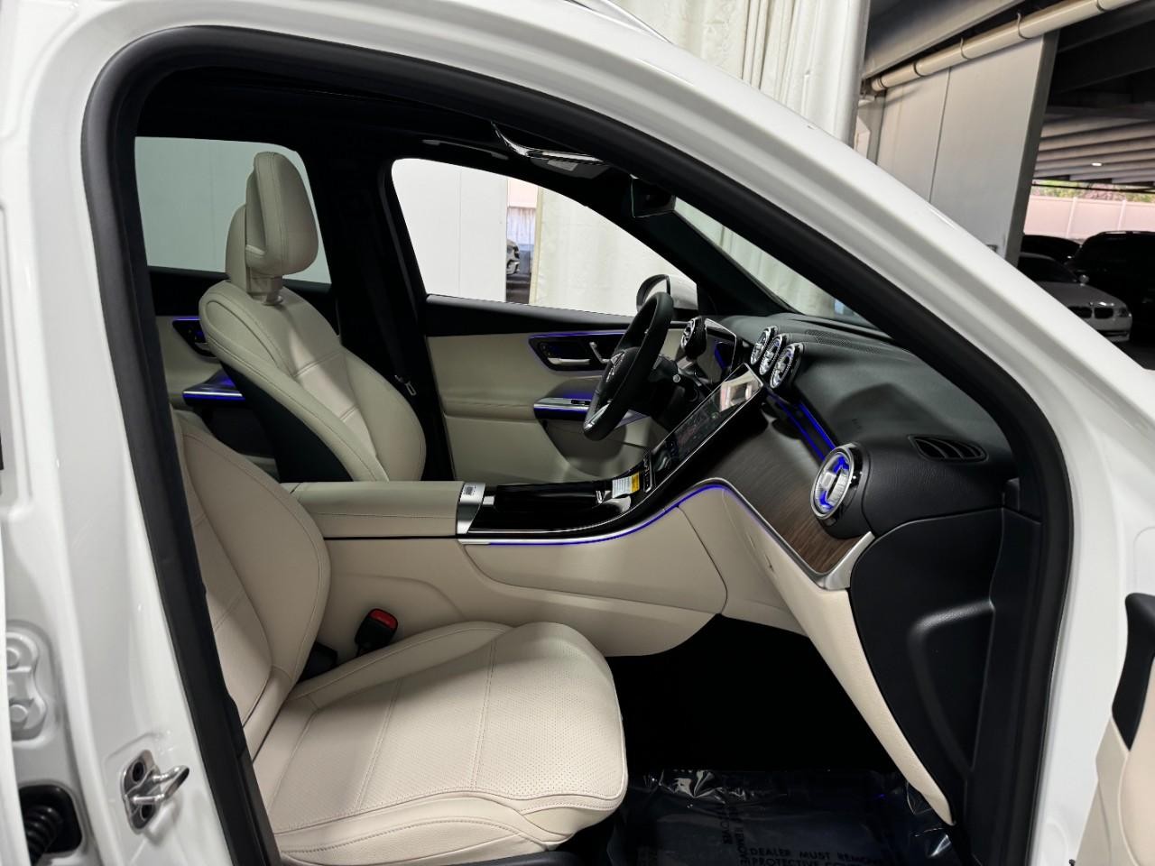 Mercedes-Benz GLC Vehicle Full-screen Gallery Image 16