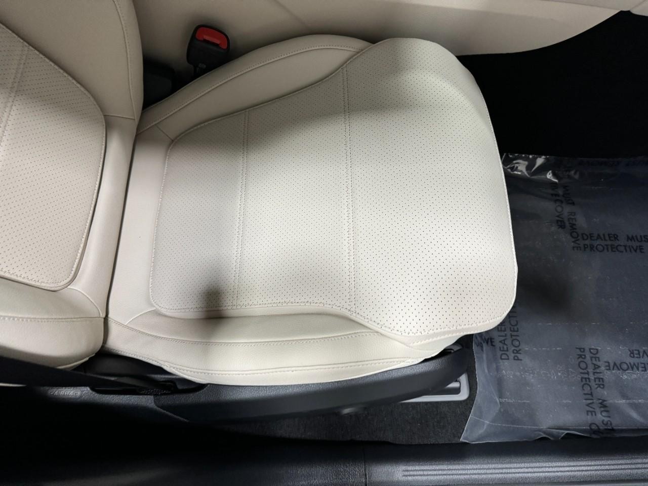 Mercedes-Benz GLC Vehicle Full-screen Gallery Image 17