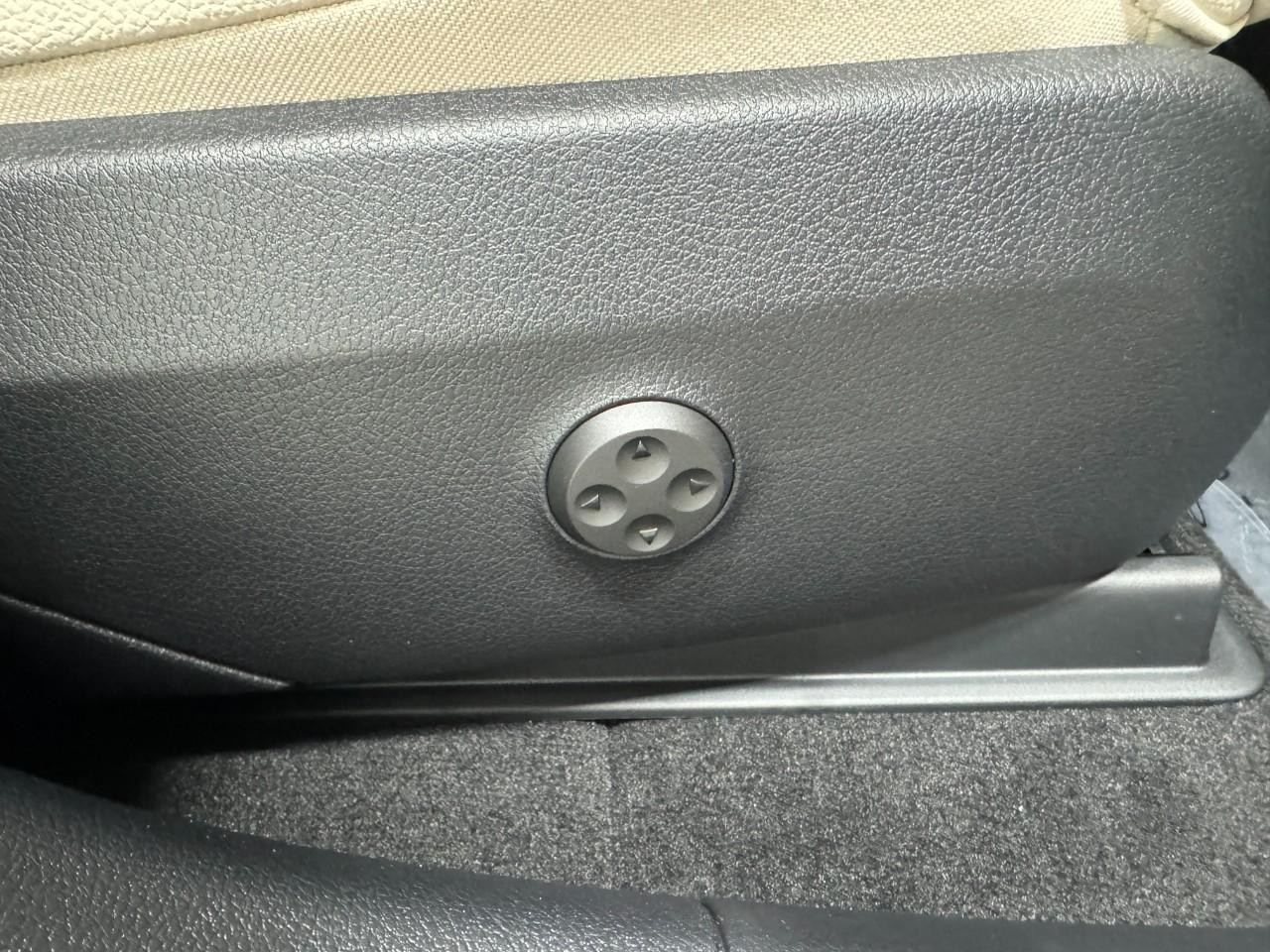 Mercedes-Benz GLC Vehicle Full-screen Gallery Image 18