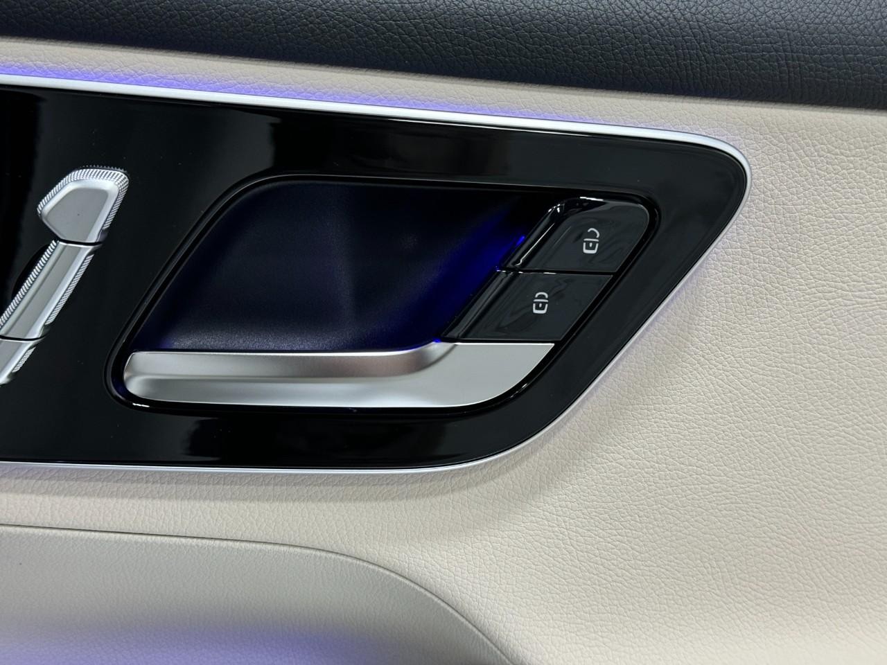 Mercedes-Benz GLC Vehicle Full-screen Gallery Image 20