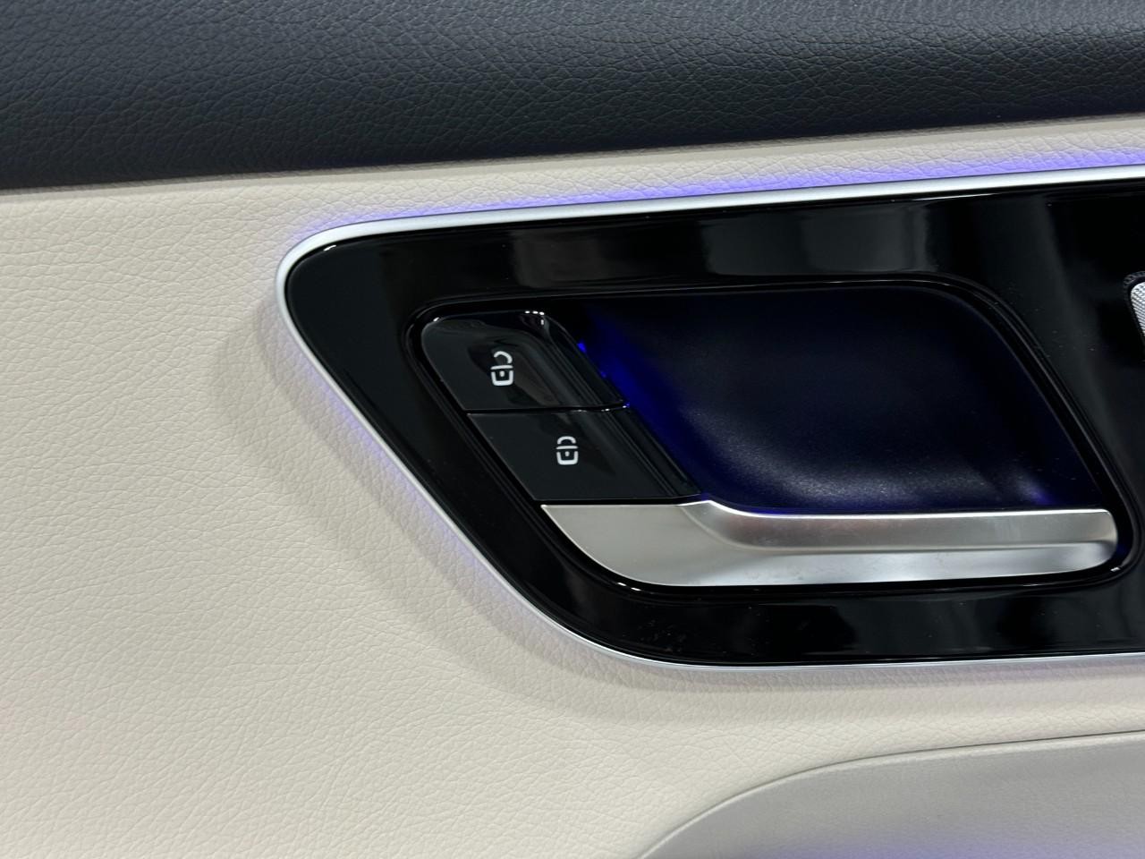 Mercedes-Benz GLC Vehicle Full-screen Gallery Image 23