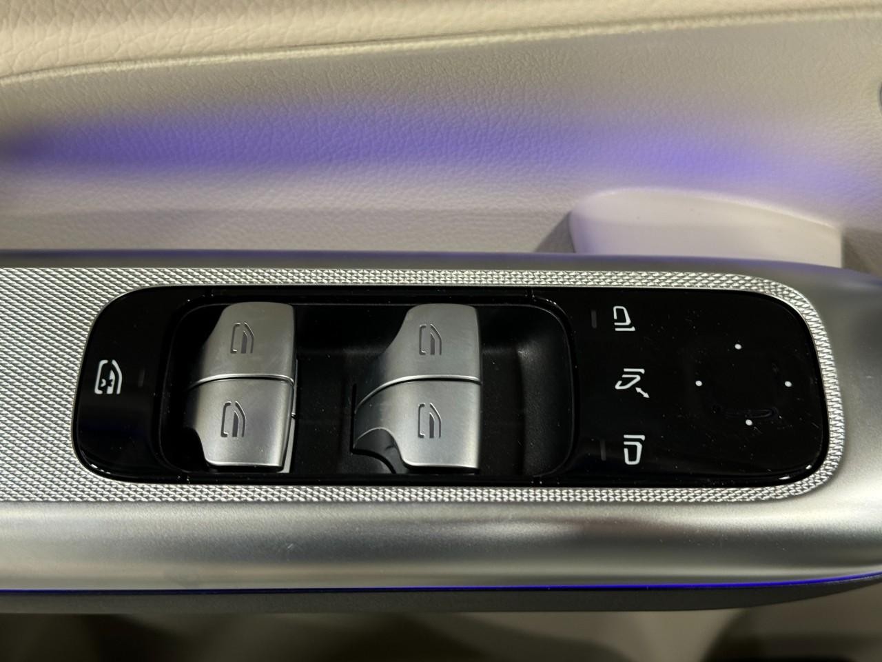 Mercedes-Benz GLC Vehicle Full-screen Gallery Image 24