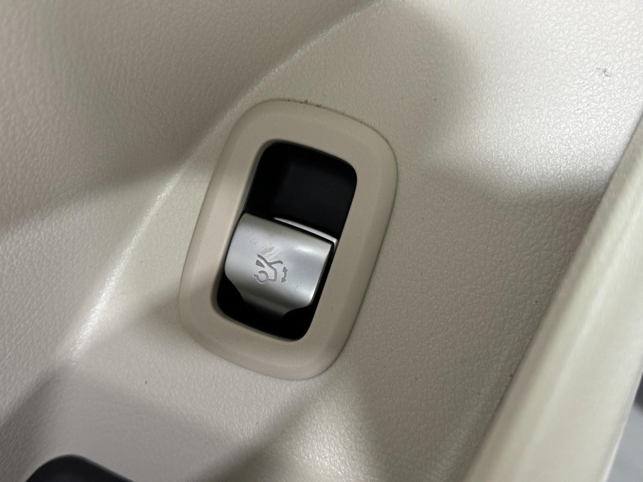 Mercedes-Benz GLC Vehicle Full-screen Gallery Image 26