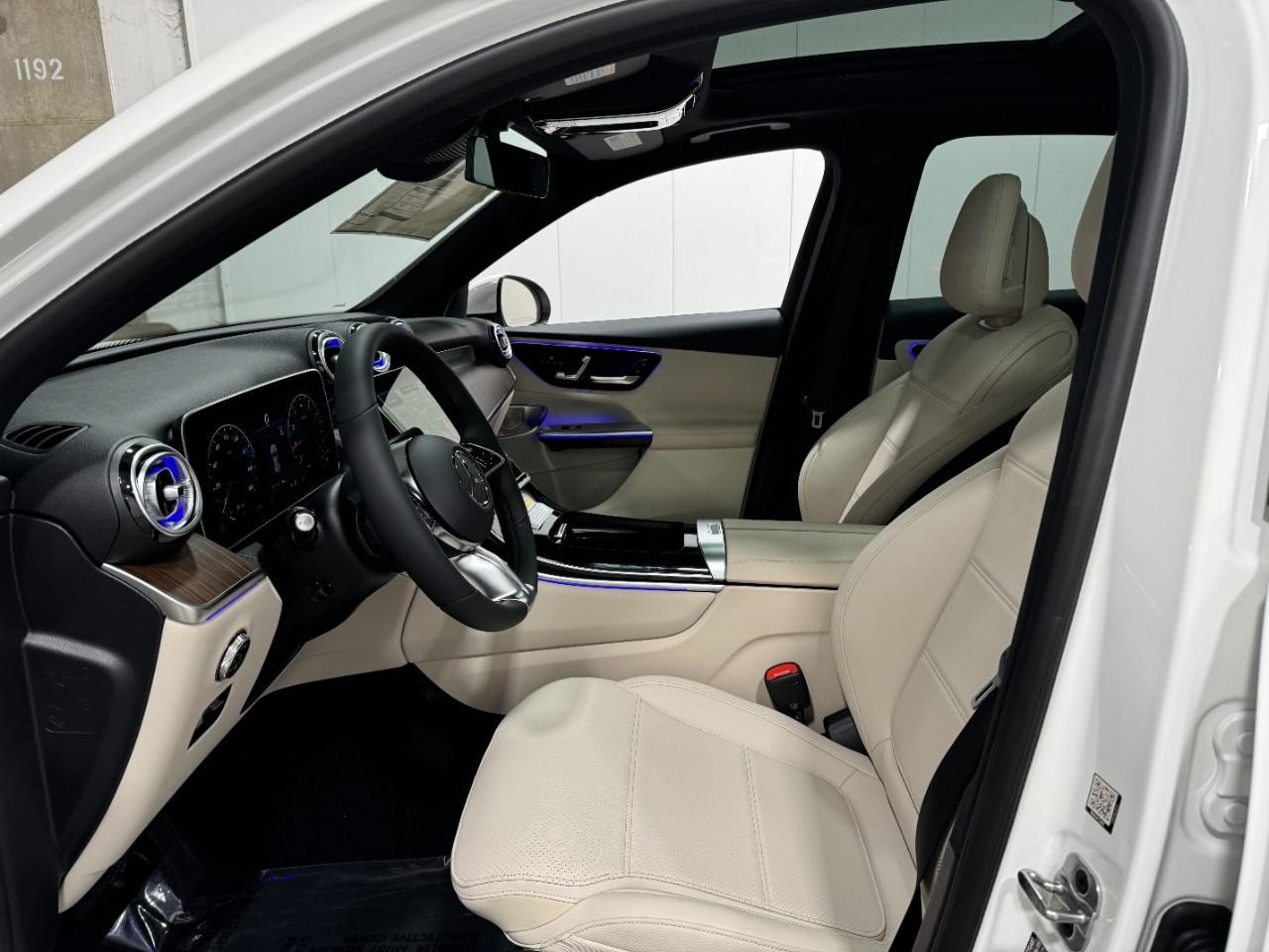 Mercedes-Benz GLC Vehicle Full-screen Gallery Image 27