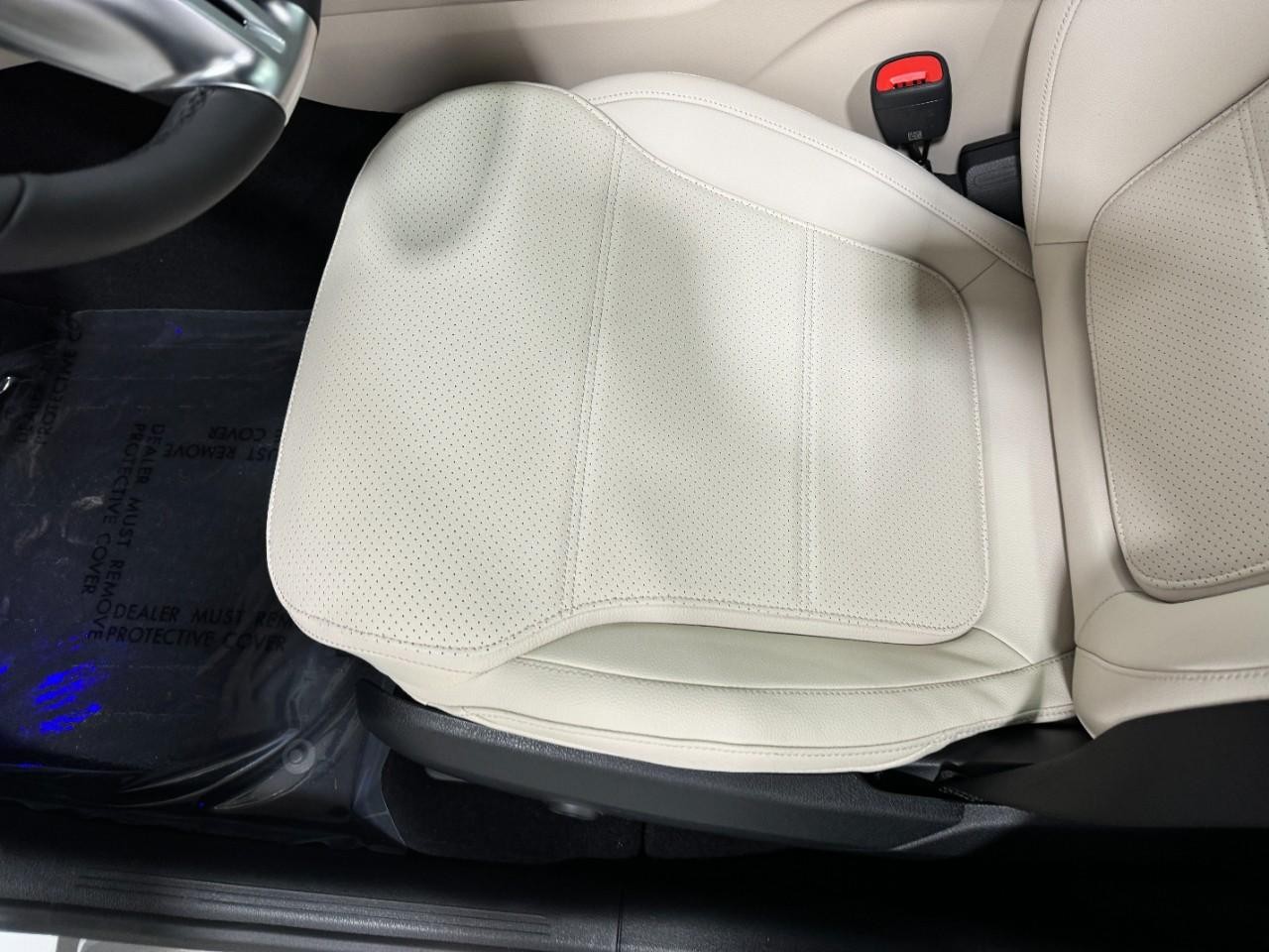 Mercedes-Benz GLC Vehicle Full-screen Gallery Image 28