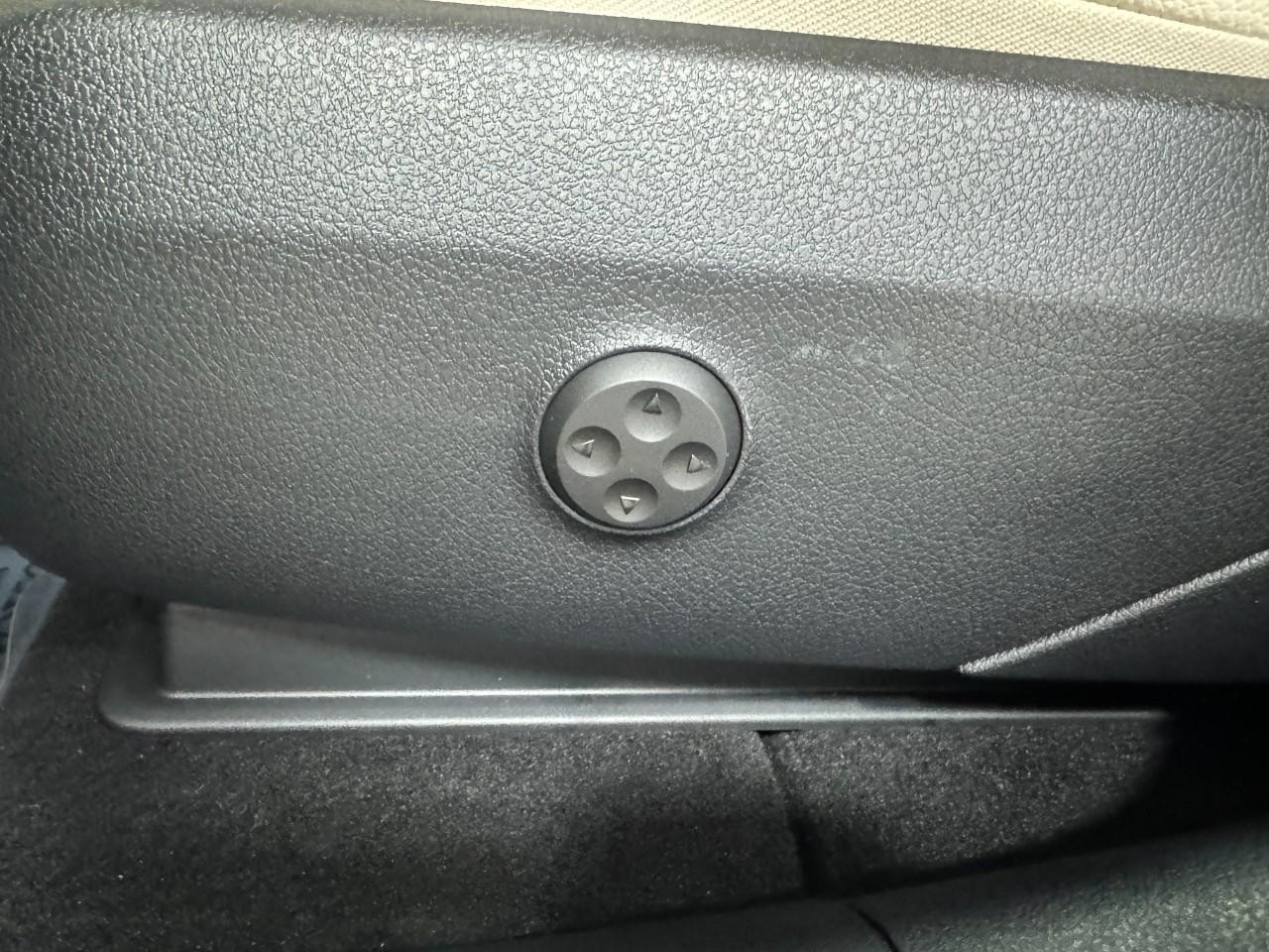 Mercedes-Benz GLC Vehicle Full-screen Gallery Image 29