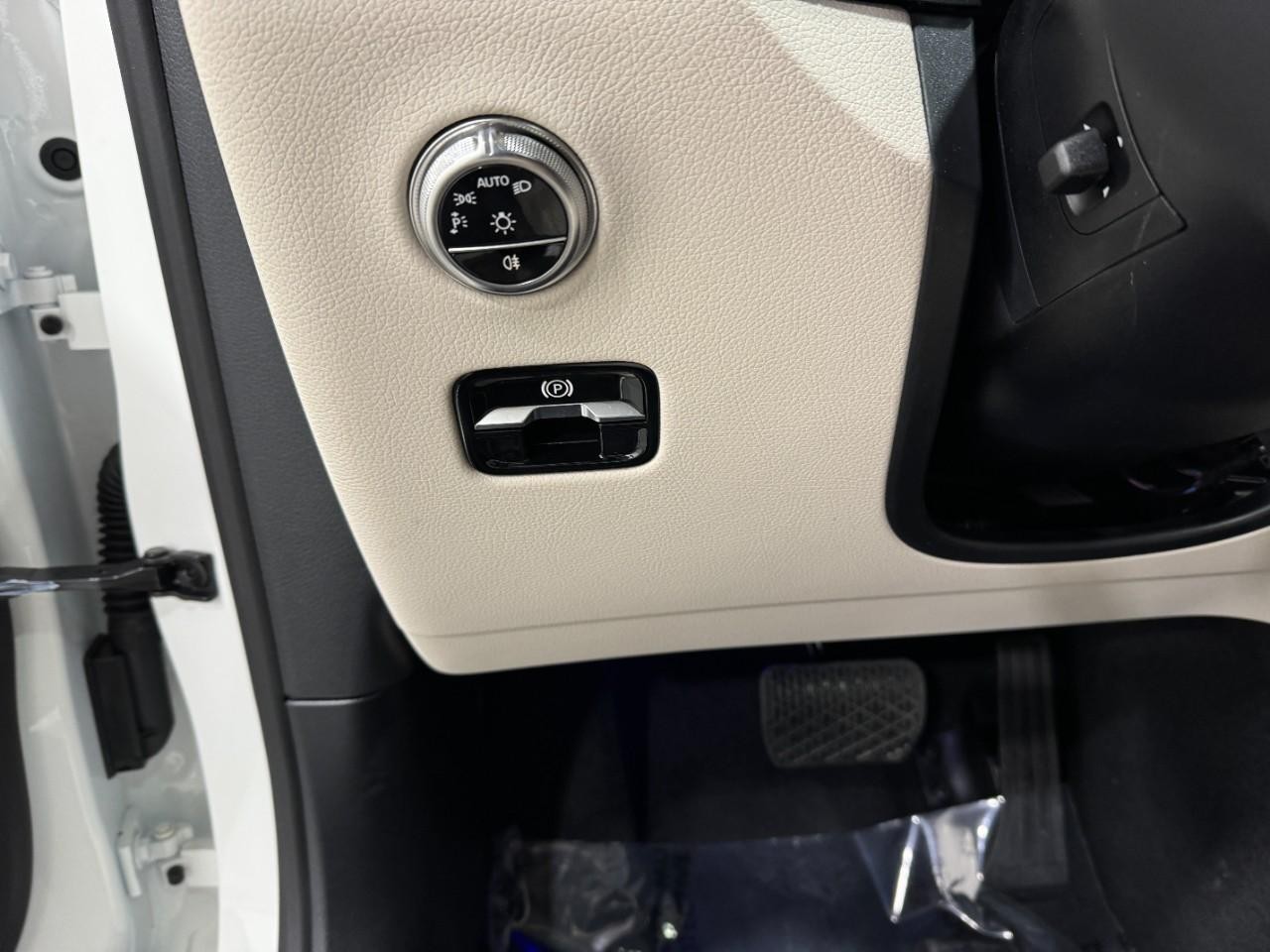 Mercedes-Benz GLC Vehicle Full-screen Gallery Image 31