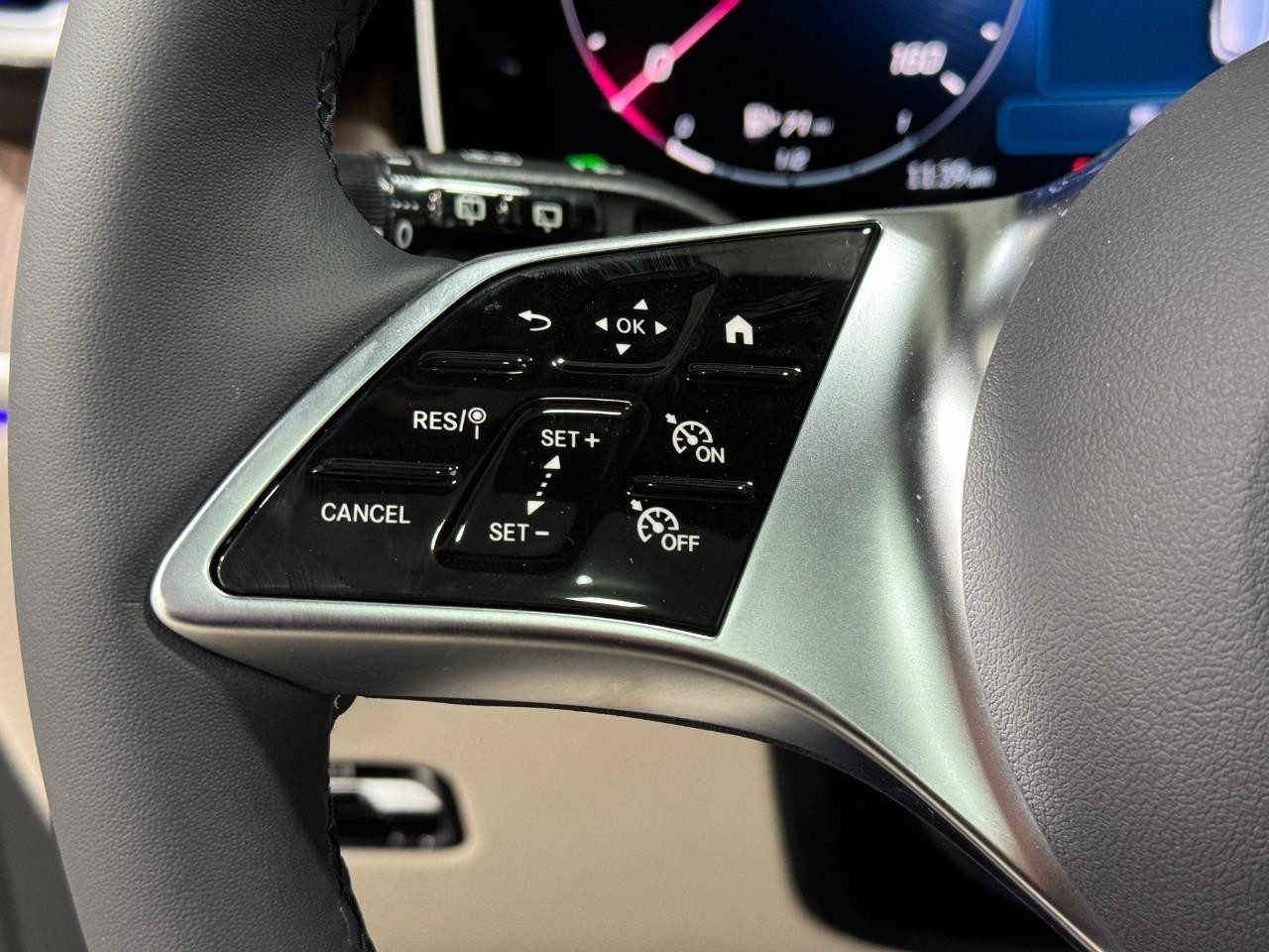 Mercedes-Benz GLC Vehicle Full-screen Gallery Image 32