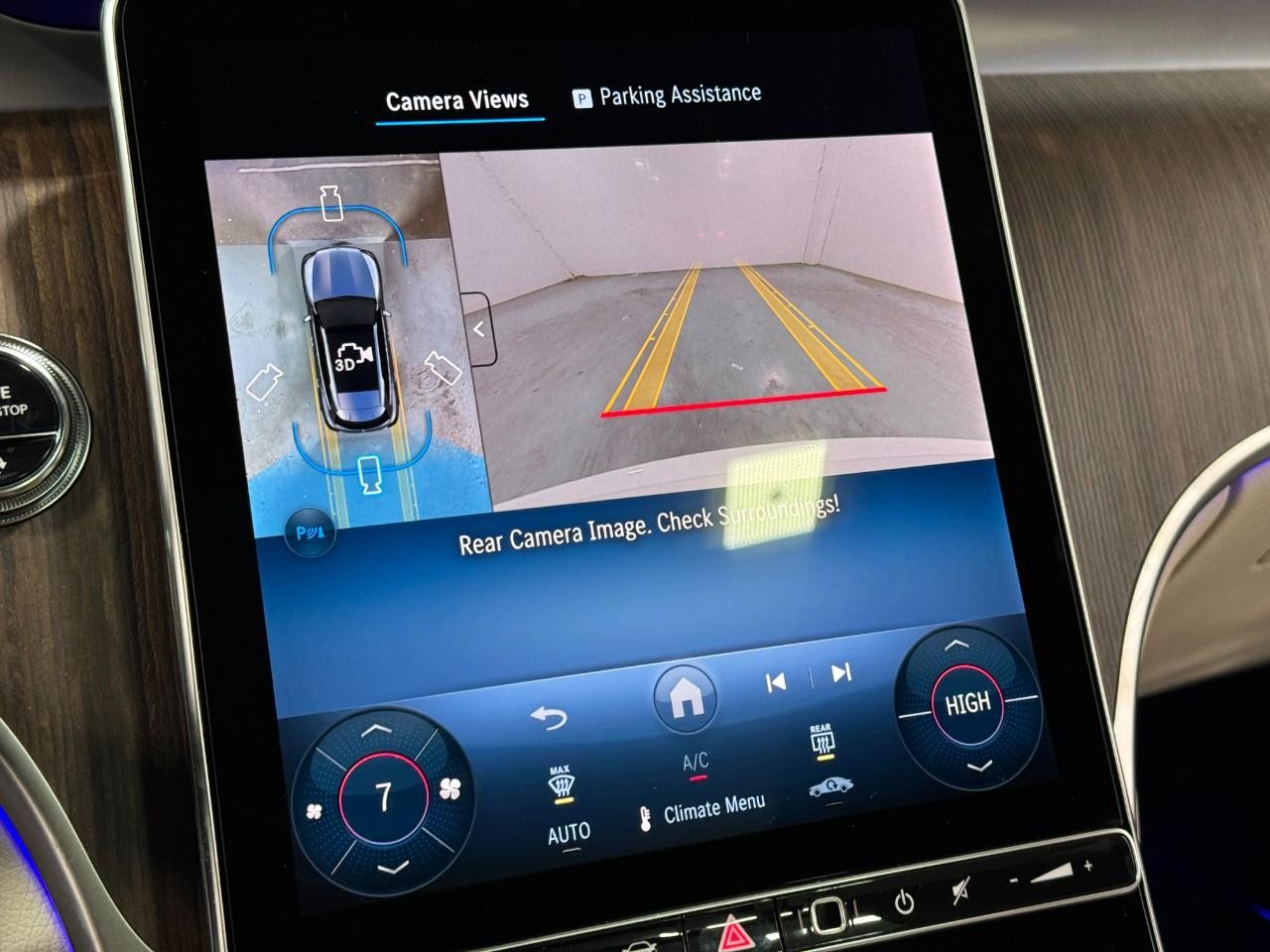 Mercedes-Benz GLC Vehicle Full-screen Gallery Image 36