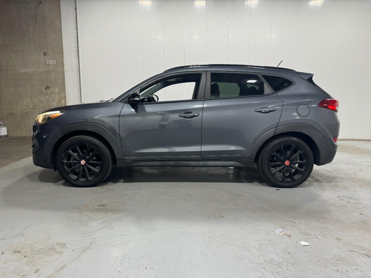 Hyundai Tucson Vehicle Full-screen Gallery Image 2