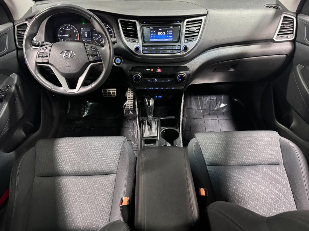 Hyundai Tucson Vehicle Full-screen Gallery Image 12