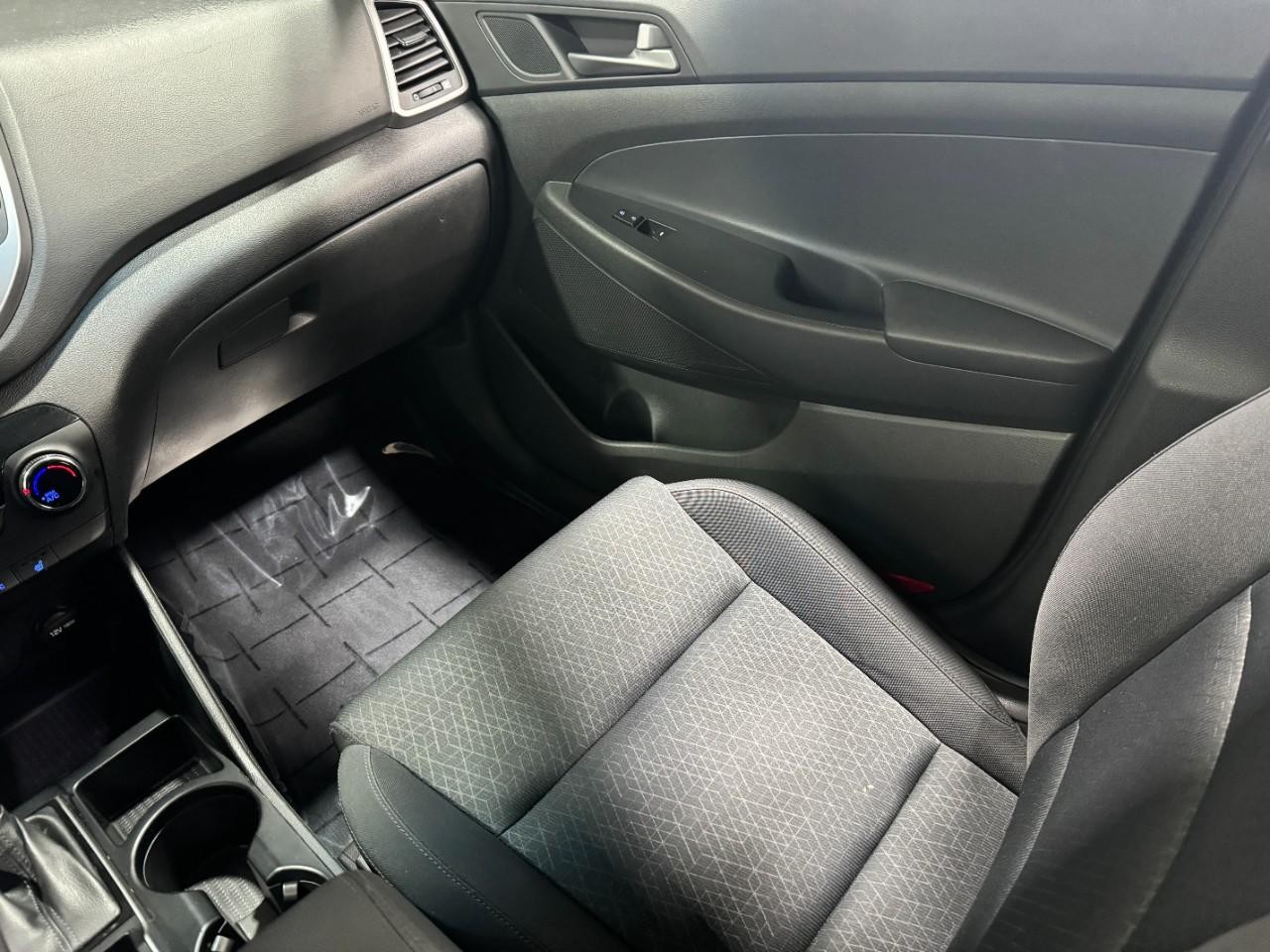 Hyundai Tucson Vehicle Full-screen Gallery Image 17