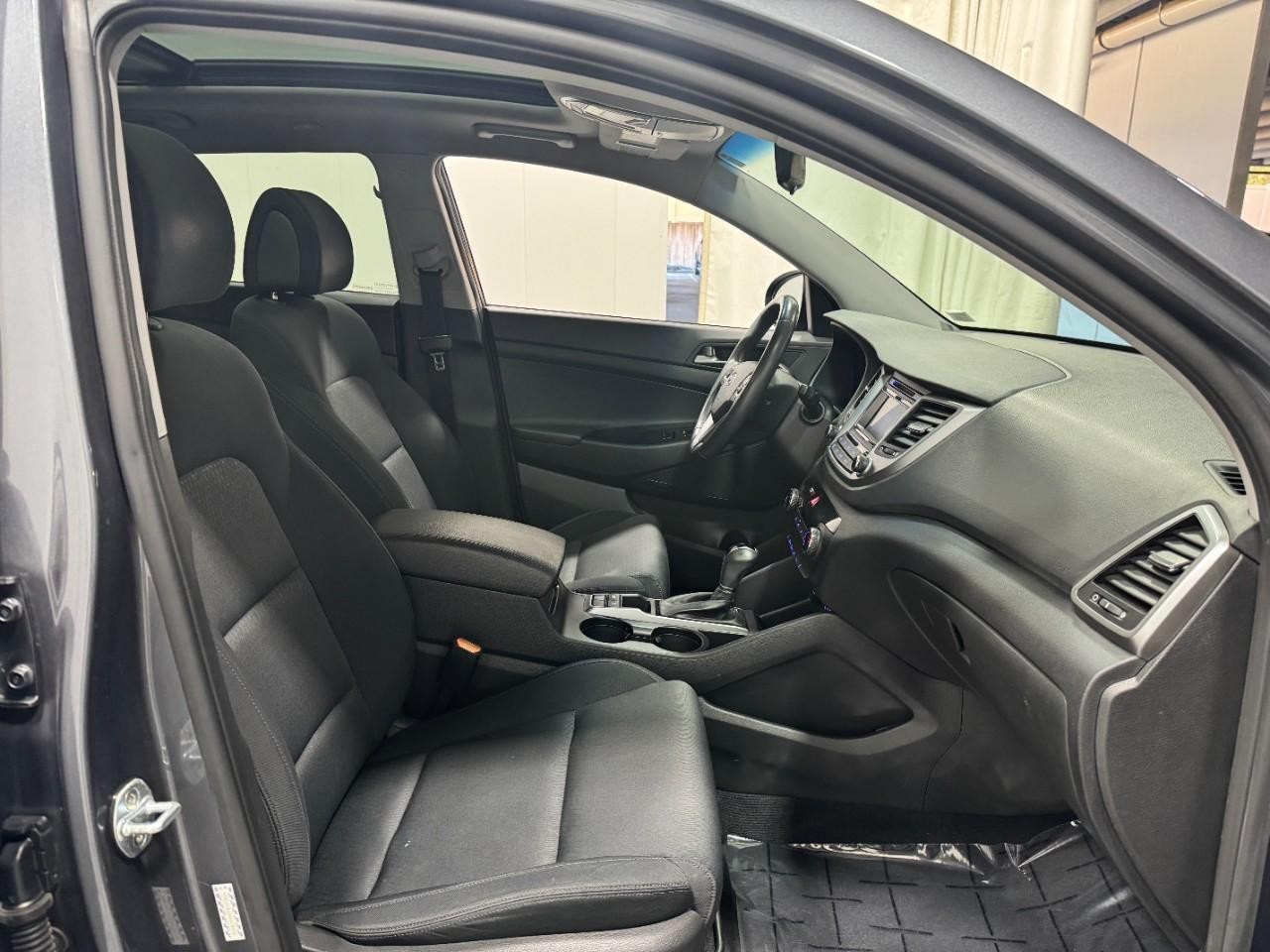 Hyundai Tucson Vehicle Full-screen Gallery Image 18