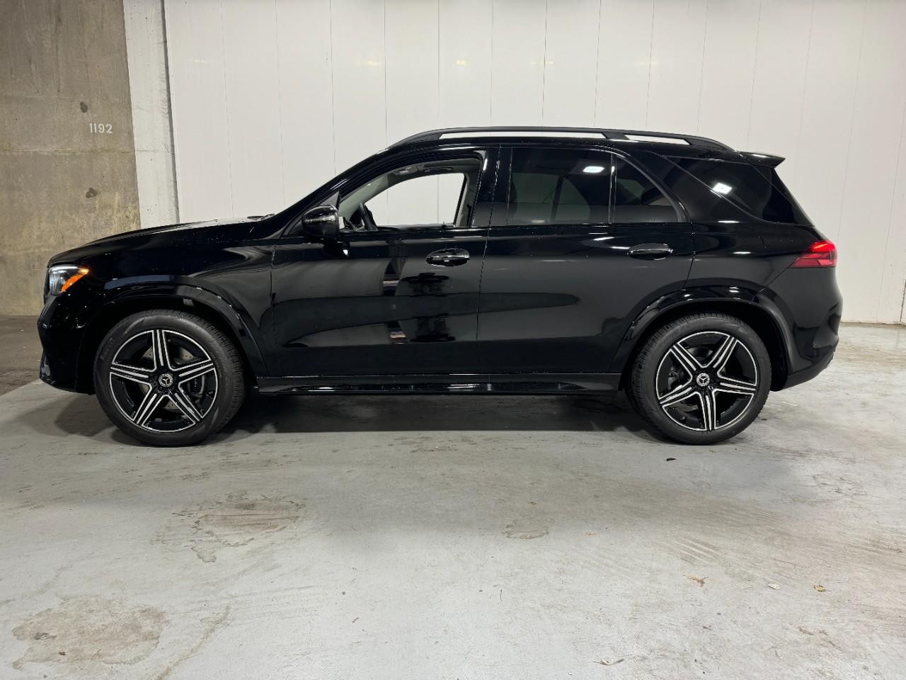 Mercedes-Benz GLE Vehicle Full-screen Gallery Image 2