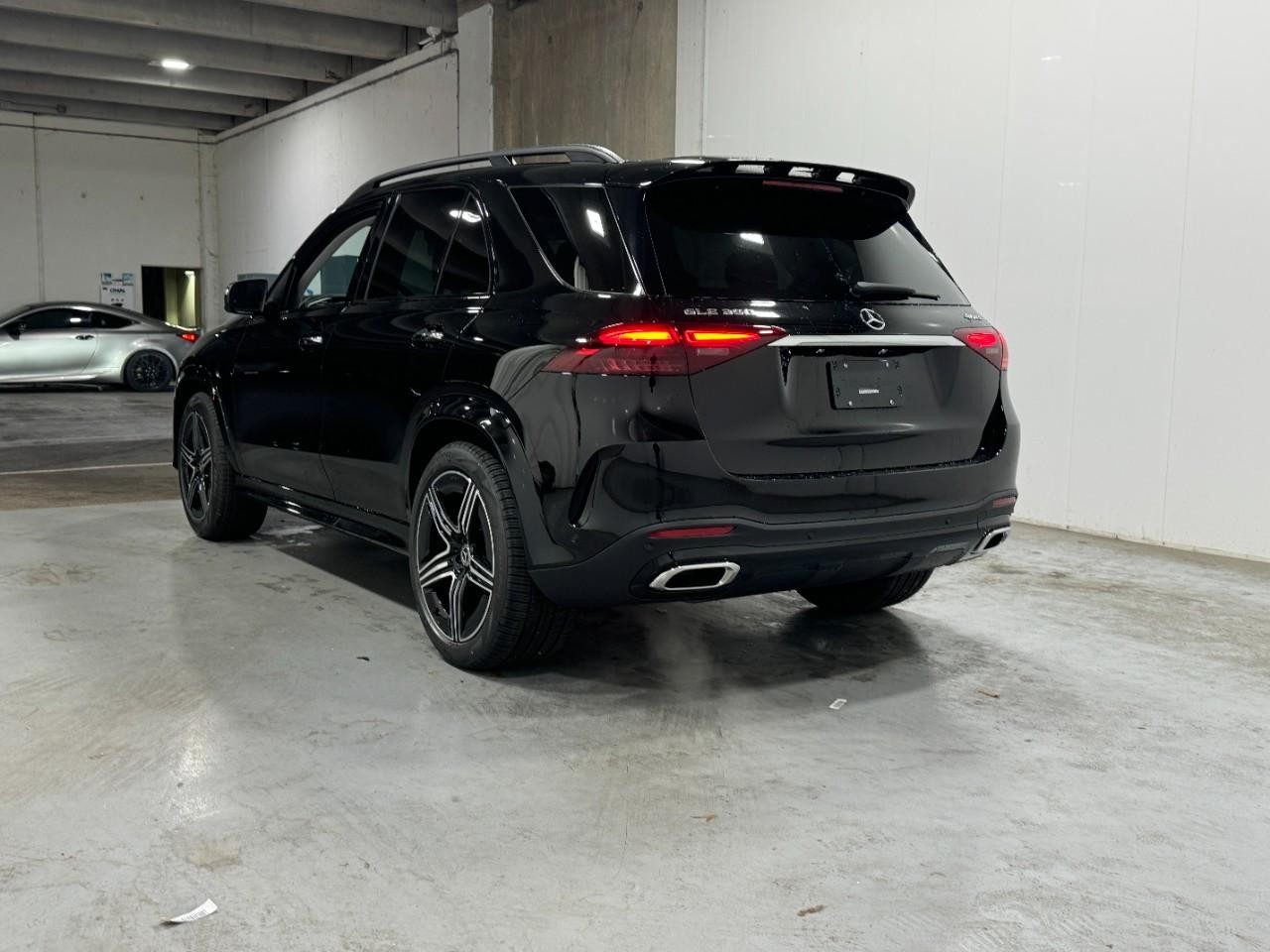 Mercedes-Benz GLE Vehicle Full-screen Gallery Image 3