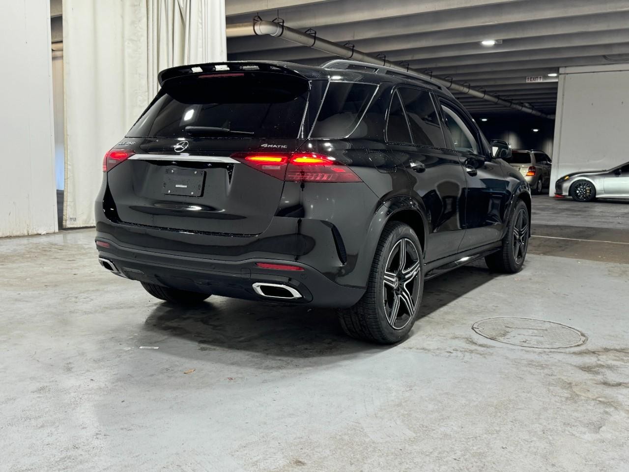 Mercedes-Benz GLE Vehicle Full-screen Gallery Image 4