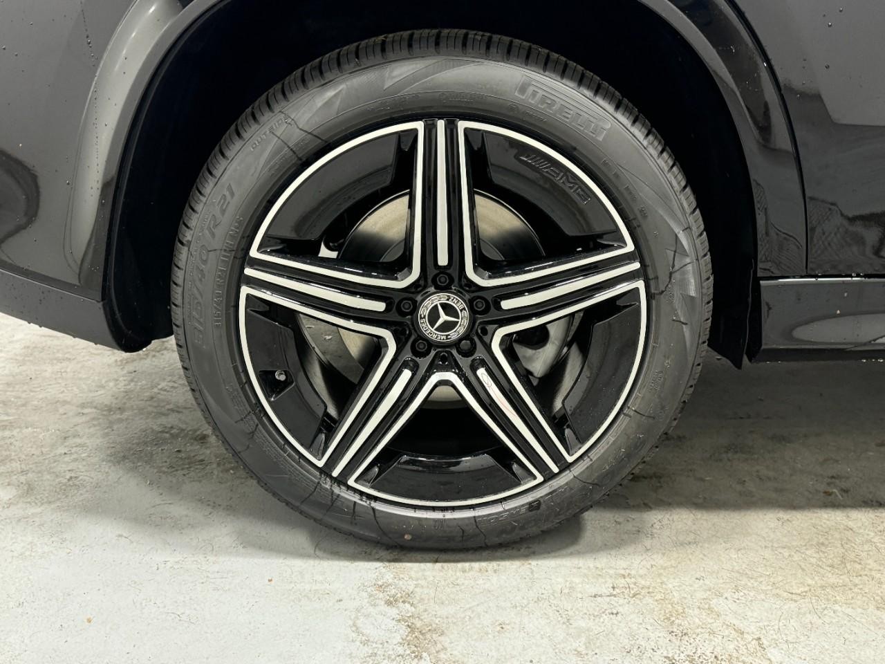 Mercedes-Benz GLE Vehicle Full-screen Gallery Image 5