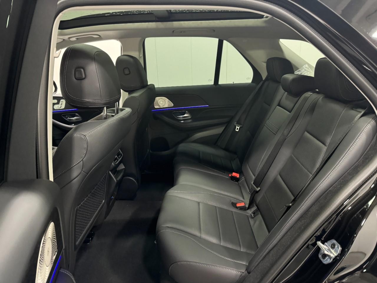 Mercedes-Benz GLE Vehicle Full-screen Gallery Image 8