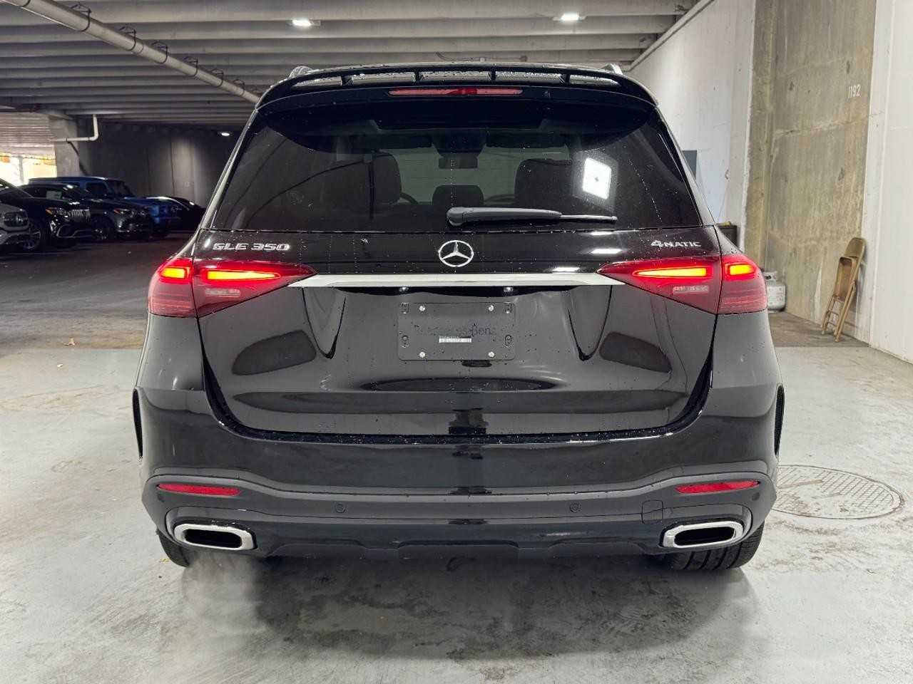 Mercedes-Benz GLE Vehicle Full-screen Gallery Image 9