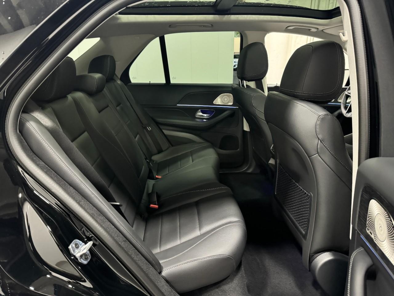 Mercedes-Benz GLE Vehicle Full-screen Gallery Image 10