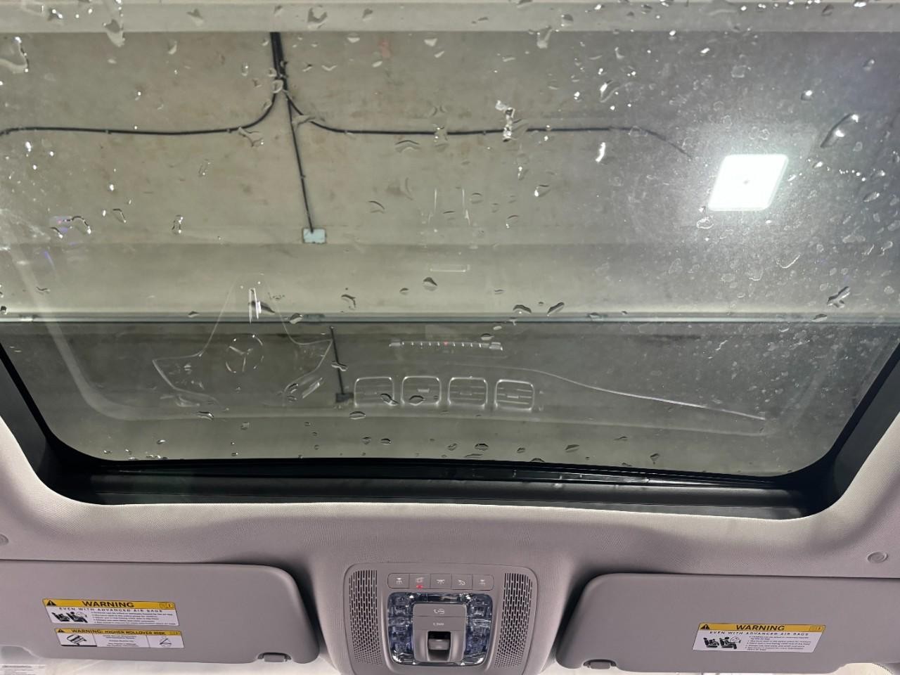 Mercedes-Benz GLE Vehicle Full-screen Gallery Image 11