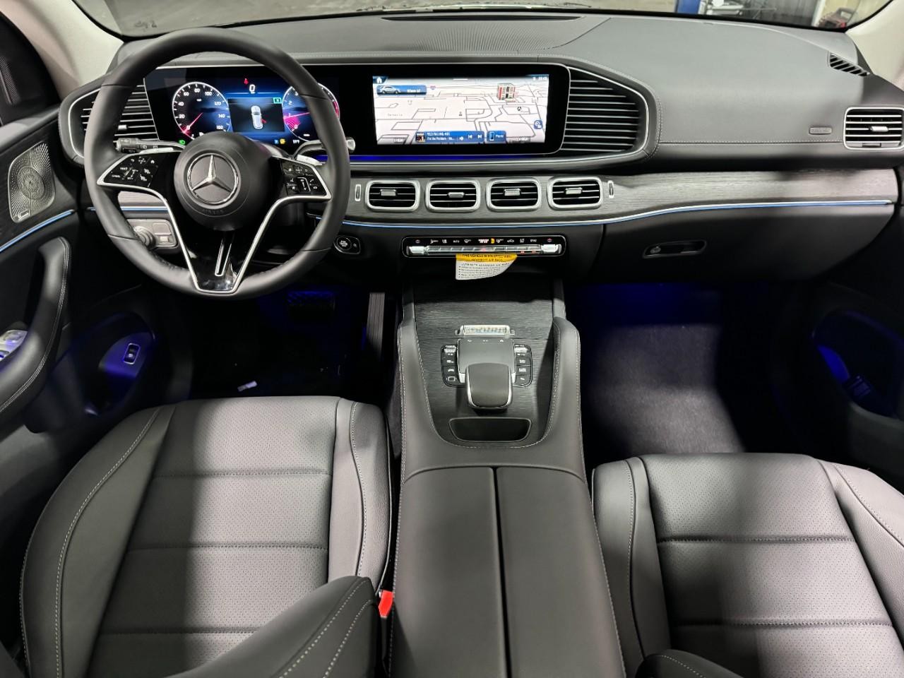 Mercedes-Benz GLE Vehicle Full-screen Gallery Image 12