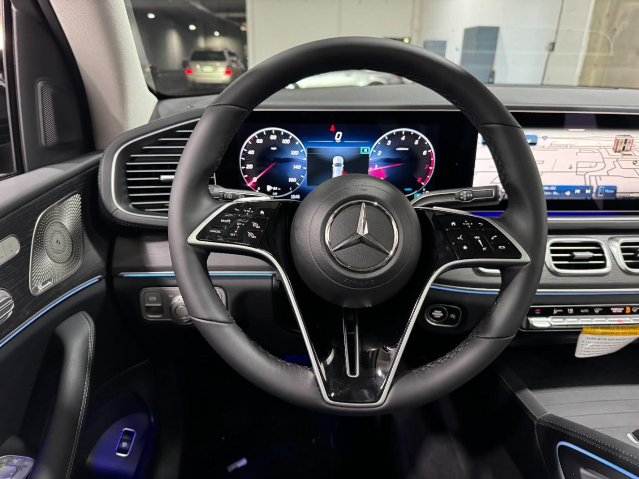 Mercedes-Benz GLE Vehicle Full-screen Gallery Image 13