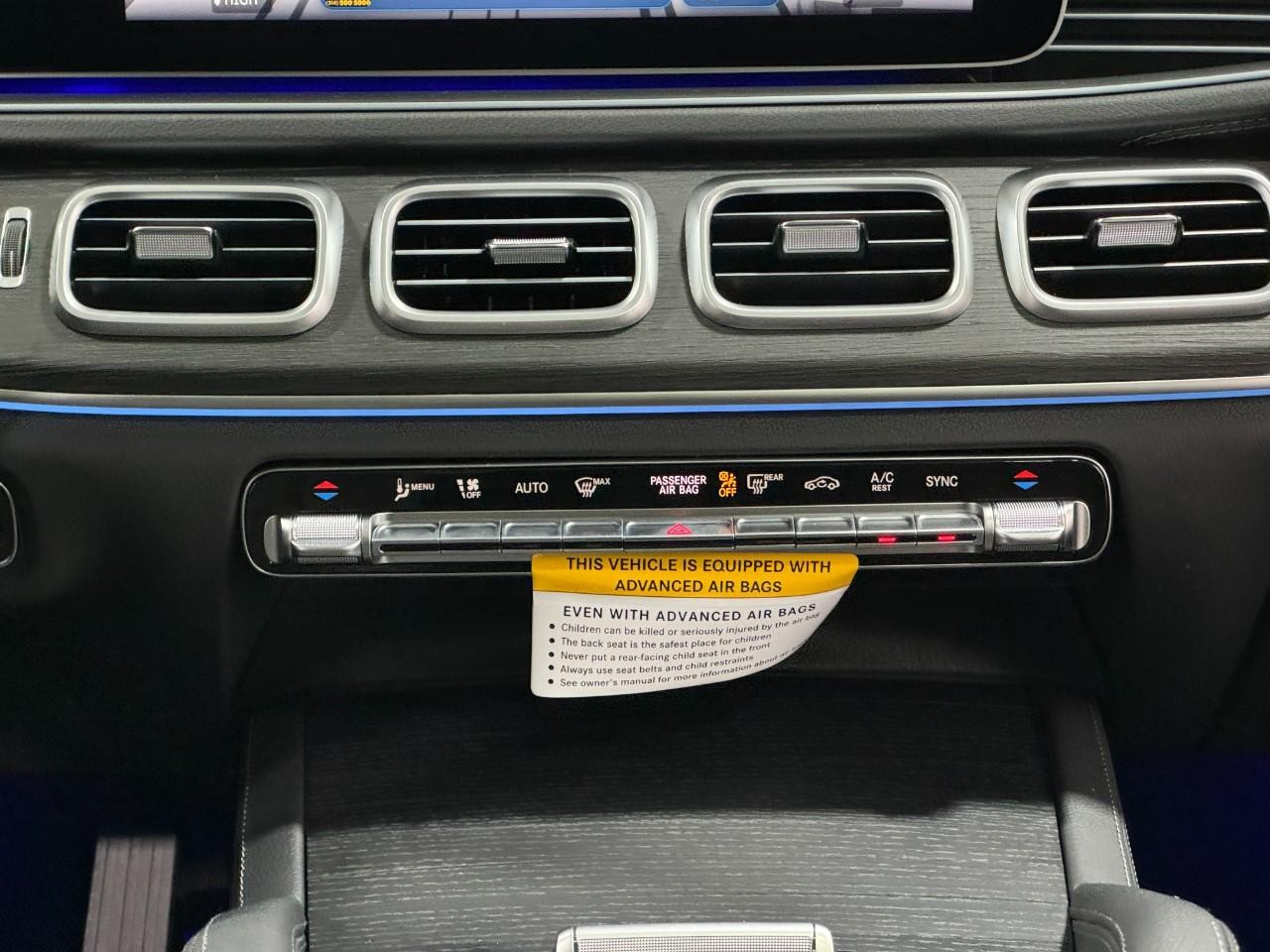 Mercedes-Benz GLE Vehicle Full-screen Gallery Image 15