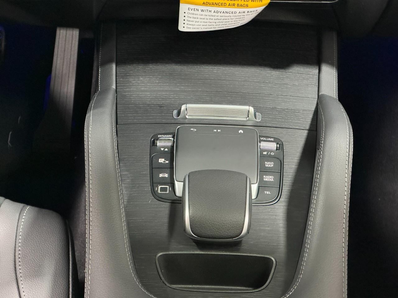 Mercedes-Benz GLE Vehicle Full-screen Gallery Image 16