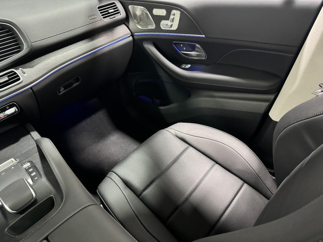 Mercedes-Benz GLE Vehicle Full-screen Gallery Image 17