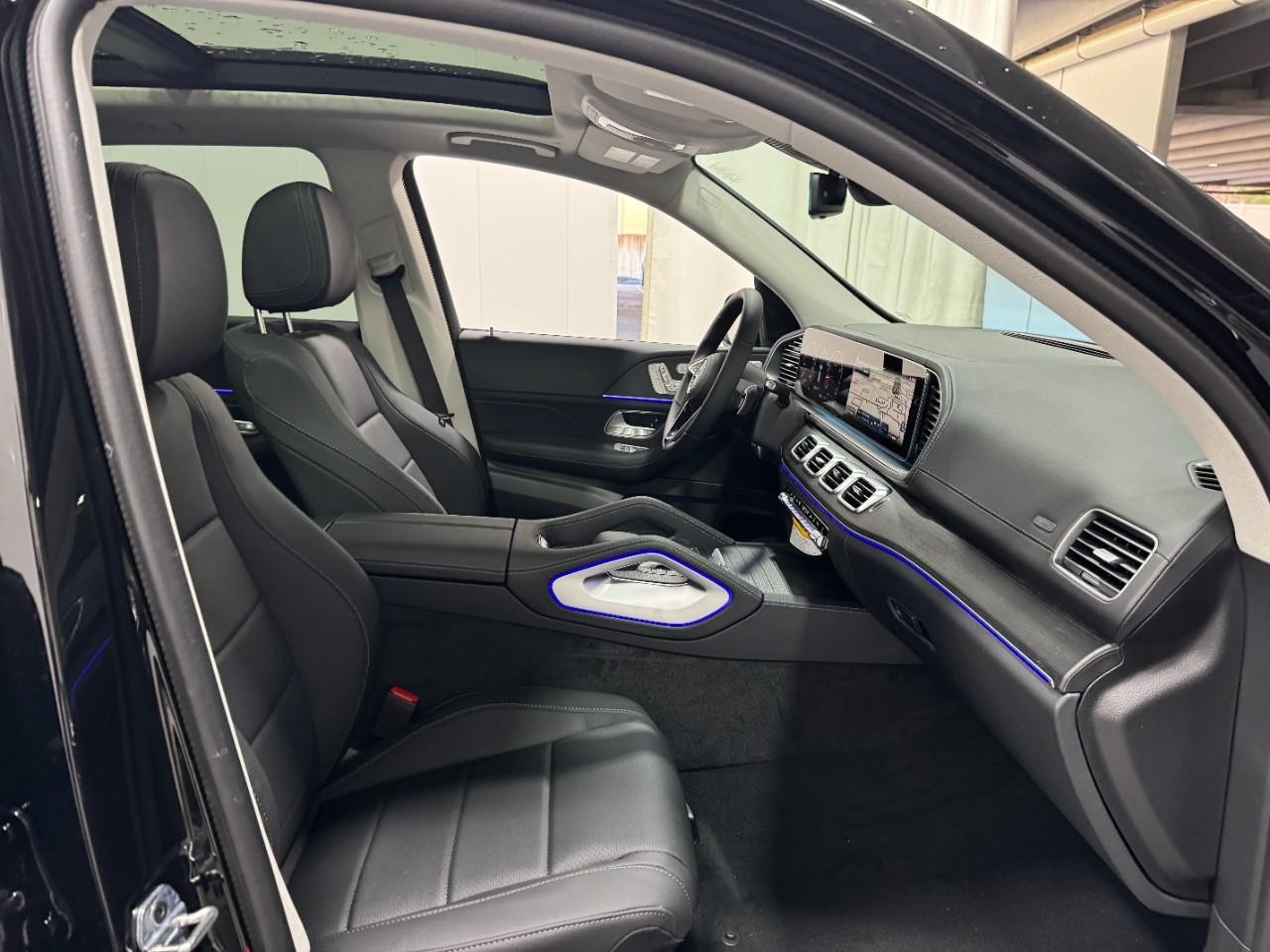 Mercedes-Benz GLE Vehicle Full-screen Gallery Image 18