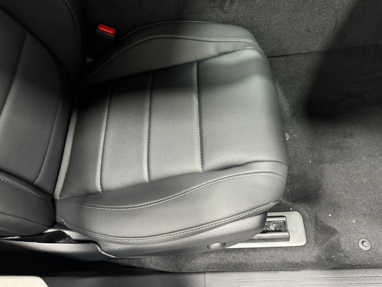 Mercedes-Benz GLE Vehicle Full-screen Gallery Image 19