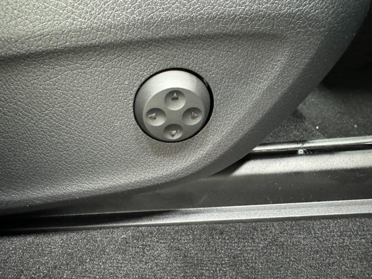 Mercedes-Benz GLE Vehicle Full-screen Gallery Image 20