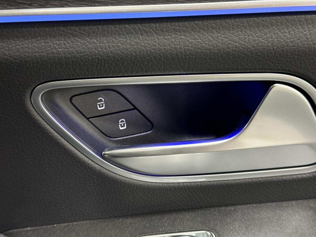 Mercedes-Benz GLE Vehicle Full-screen Gallery Image 22