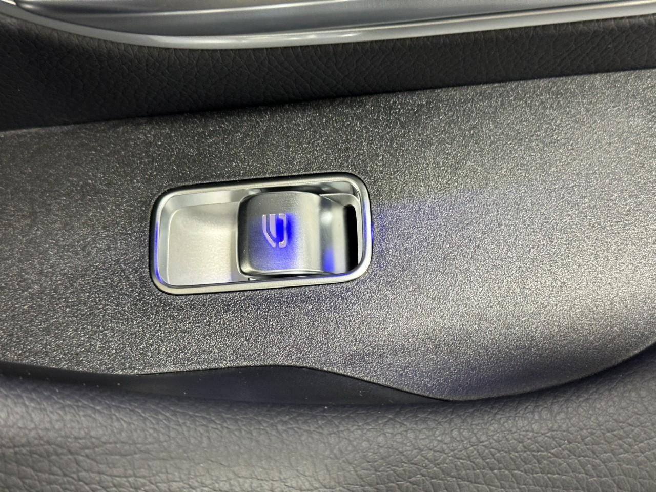 Mercedes-Benz GLE Vehicle Full-screen Gallery Image 23