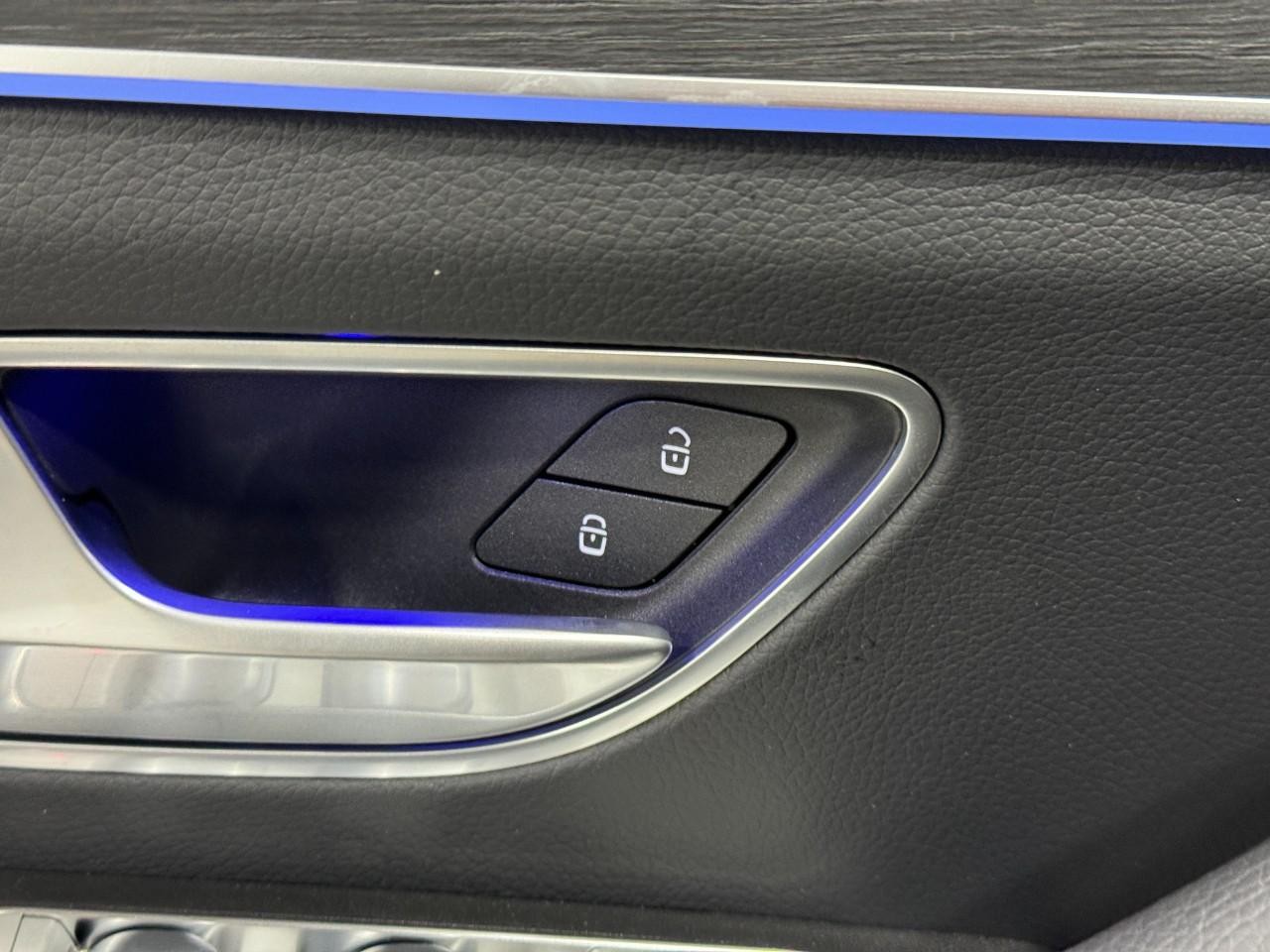 Mercedes-Benz GLE Vehicle Full-screen Gallery Image 26