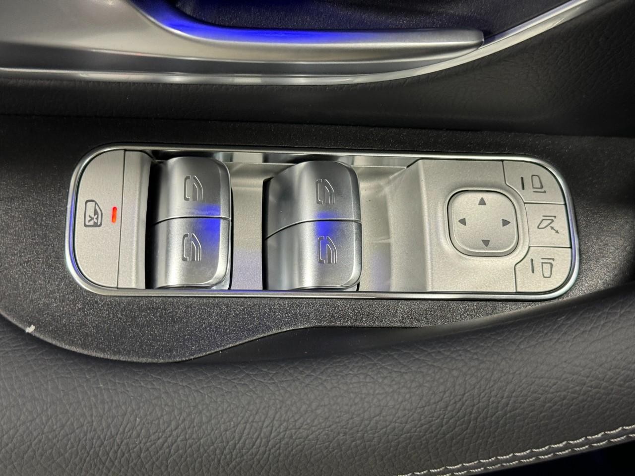 Mercedes-Benz GLE Vehicle Full-screen Gallery Image 27