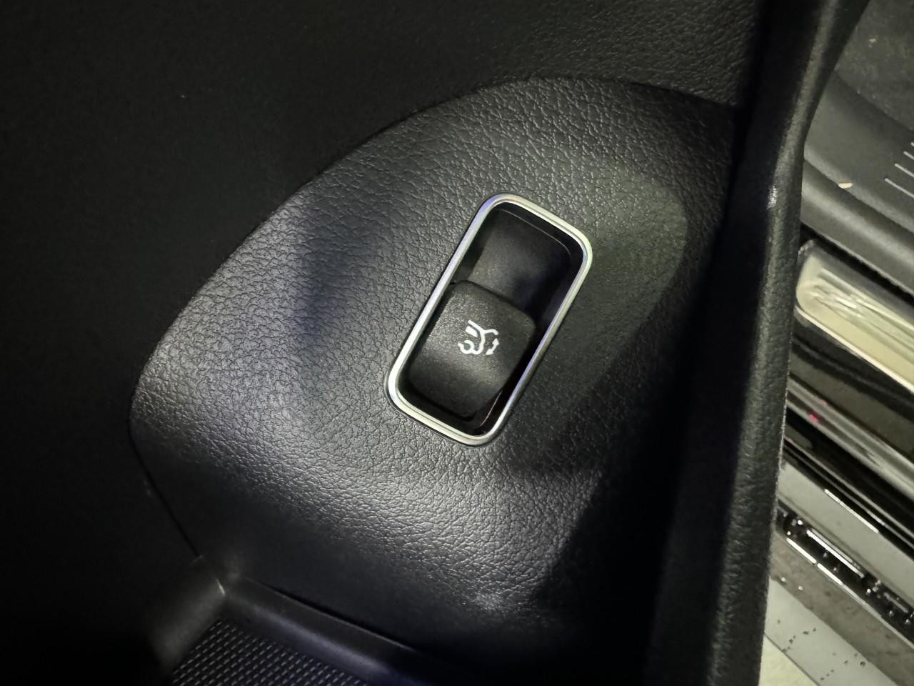 Mercedes-Benz GLE Vehicle Full-screen Gallery Image 28