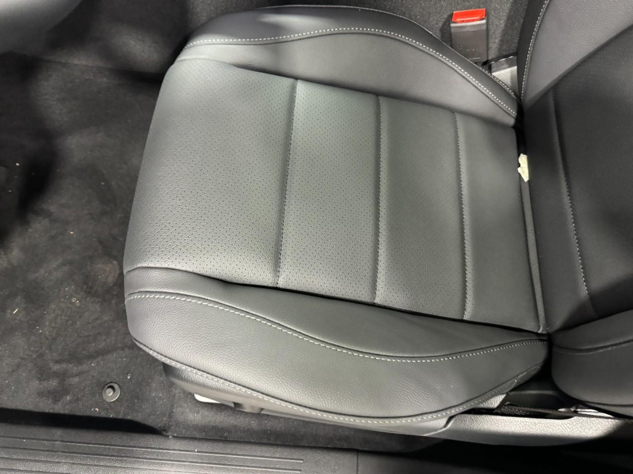 Mercedes-Benz GLE Vehicle Full-screen Gallery Image 30