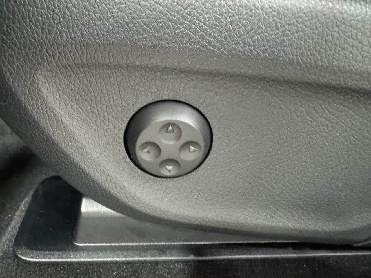 Mercedes-Benz GLE Vehicle Full-screen Gallery Image 31