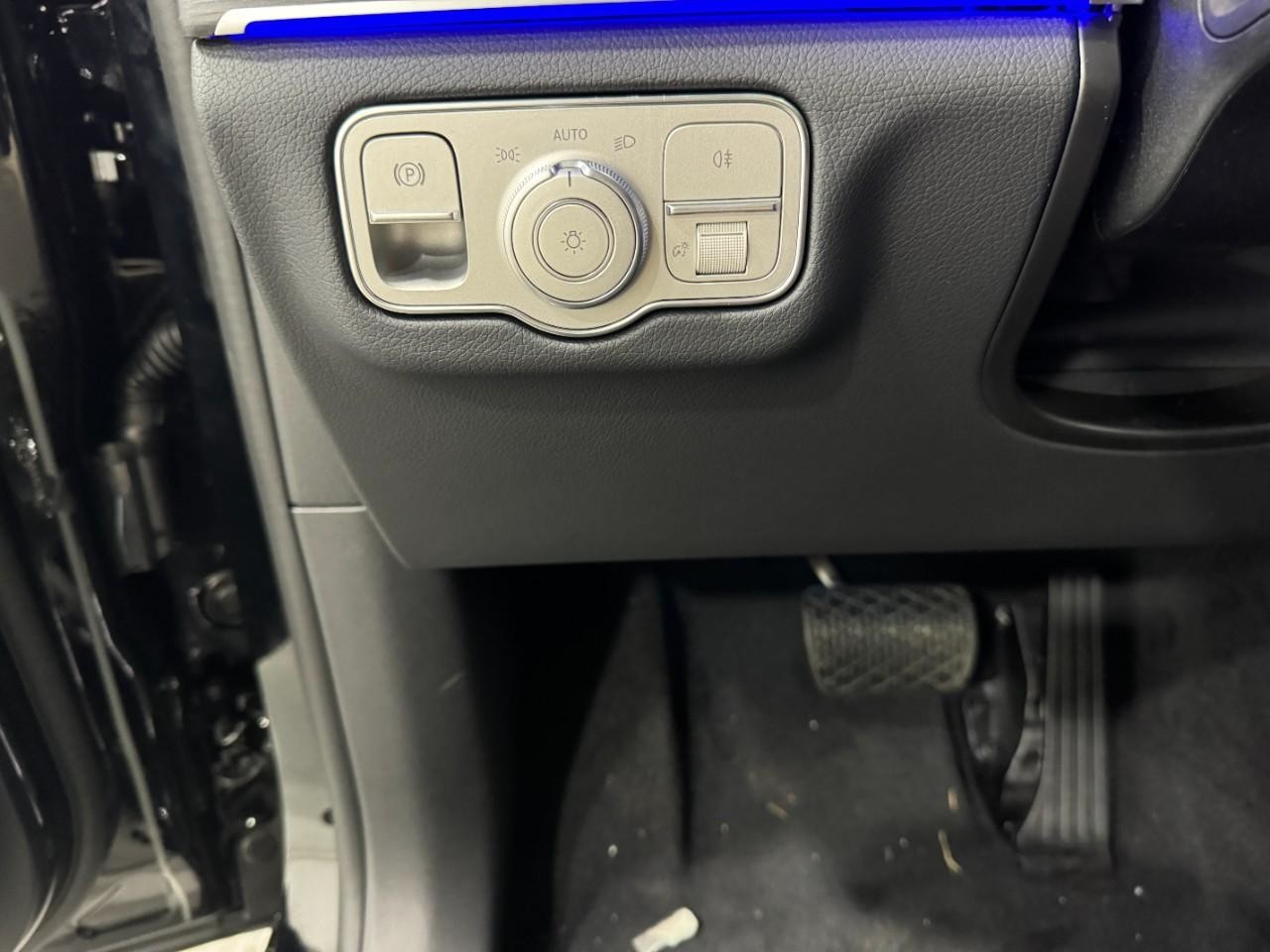 Mercedes-Benz GLE Vehicle Full-screen Gallery Image 32