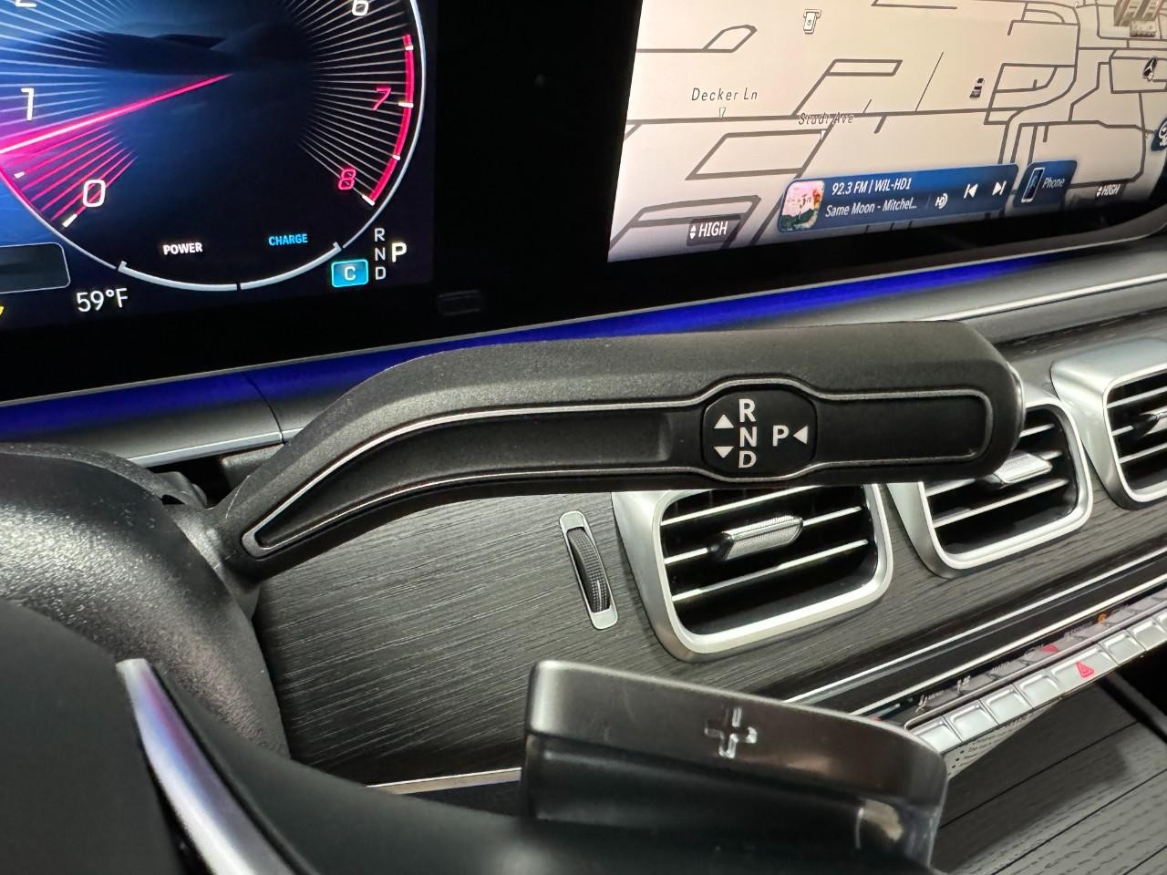 Mercedes-Benz GLE Vehicle Full-screen Gallery Image 36