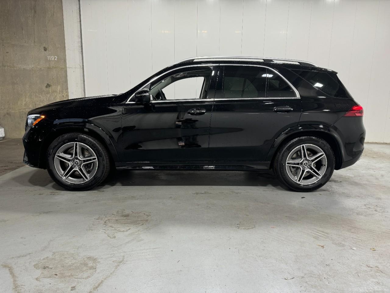 Mercedes-Benz GLE Vehicle Full-screen Gallery Image 2