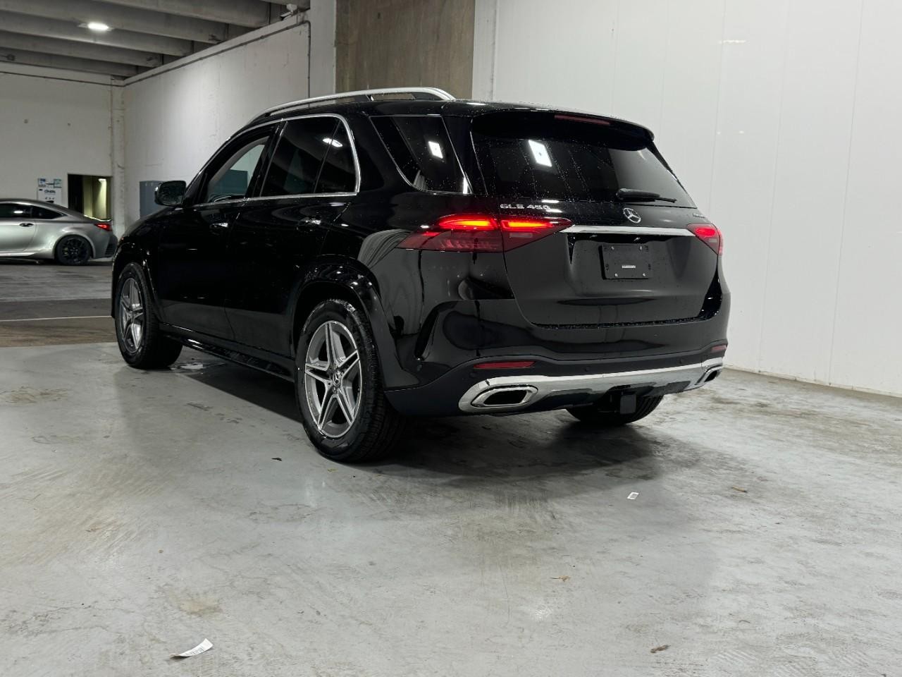 Mercedes-Benz GLE Vehicle Full-screen Gallery Image 3