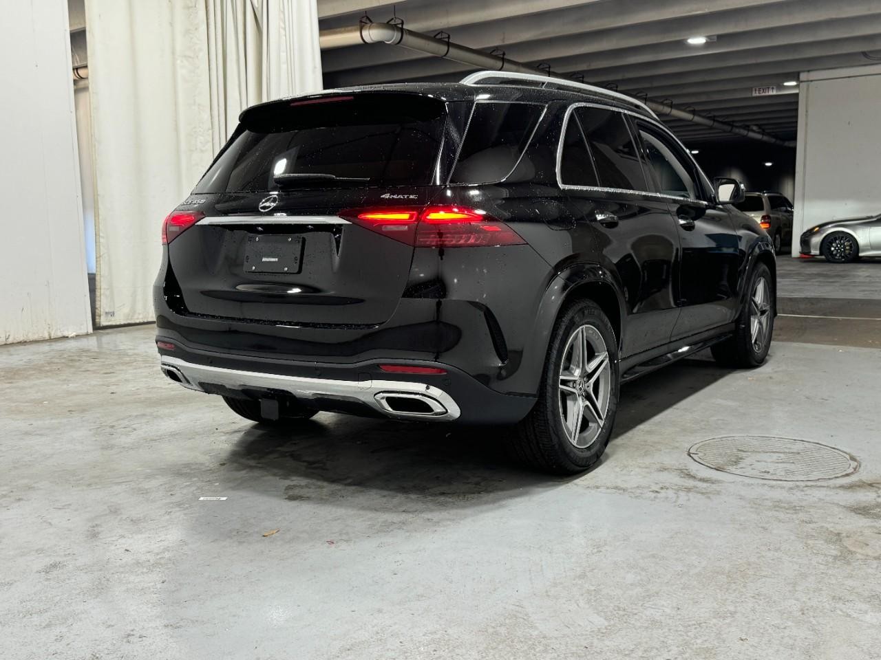 Mercedes-Benz GLE Vehicle Full-screen Gallery Image 4