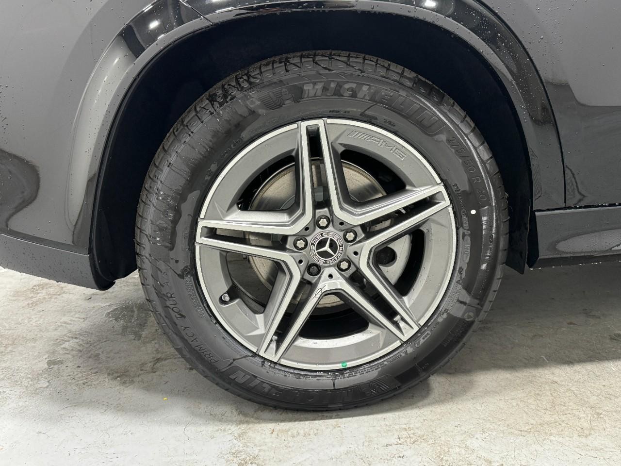 Mercedes-Benz GLE Vehicle Full-screen Gallery Image 5