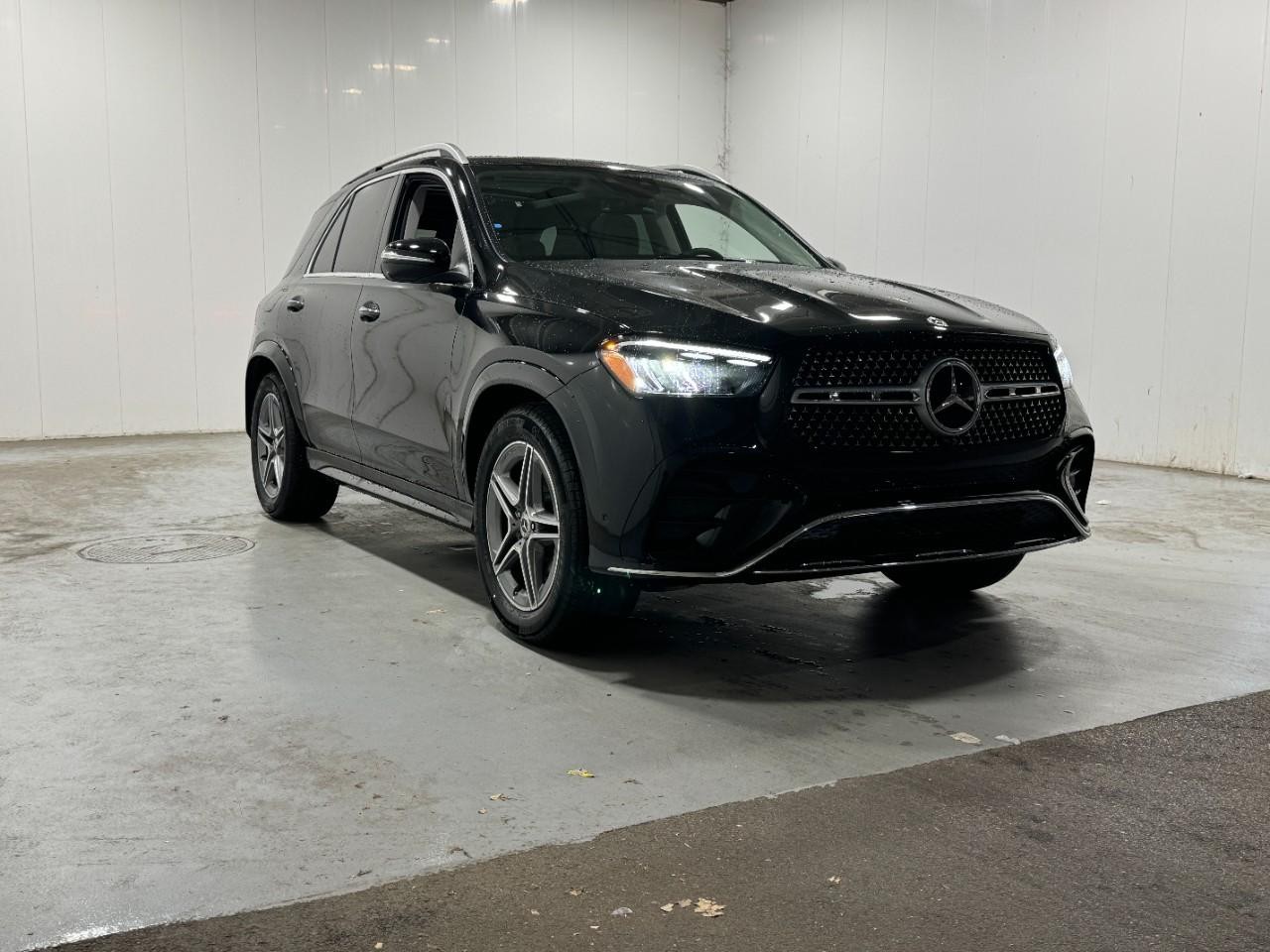 Mercedes-Benz GLE Vehicle Full-screen Gallery Image 6